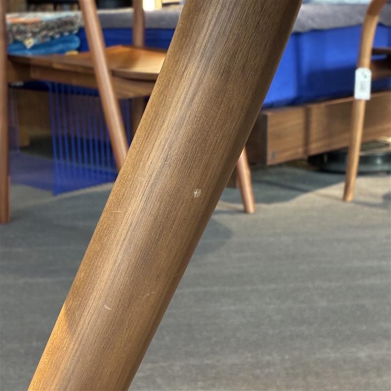 タコ ラウンドテーブル【OUTLET】(直径120cm / ウォールナット)